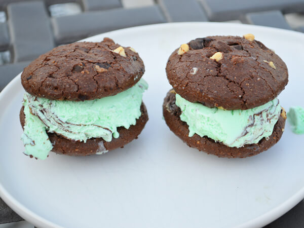 Gluten-free St. Patrickâs Day Desserts - Chocolate Cookies with Mint Chocolate Chip Ice Cream