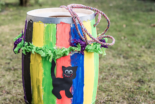 Fastelavn game rainbow cat barrel