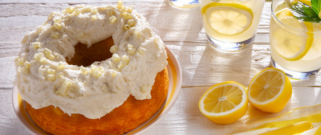Lemon Crown Cake and lemonade in the spring