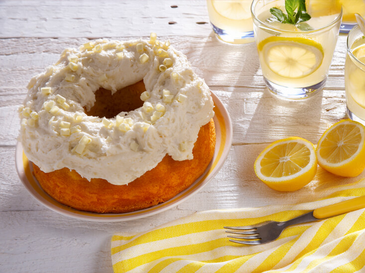 Lemon Crown Cake and lemonade in the spring